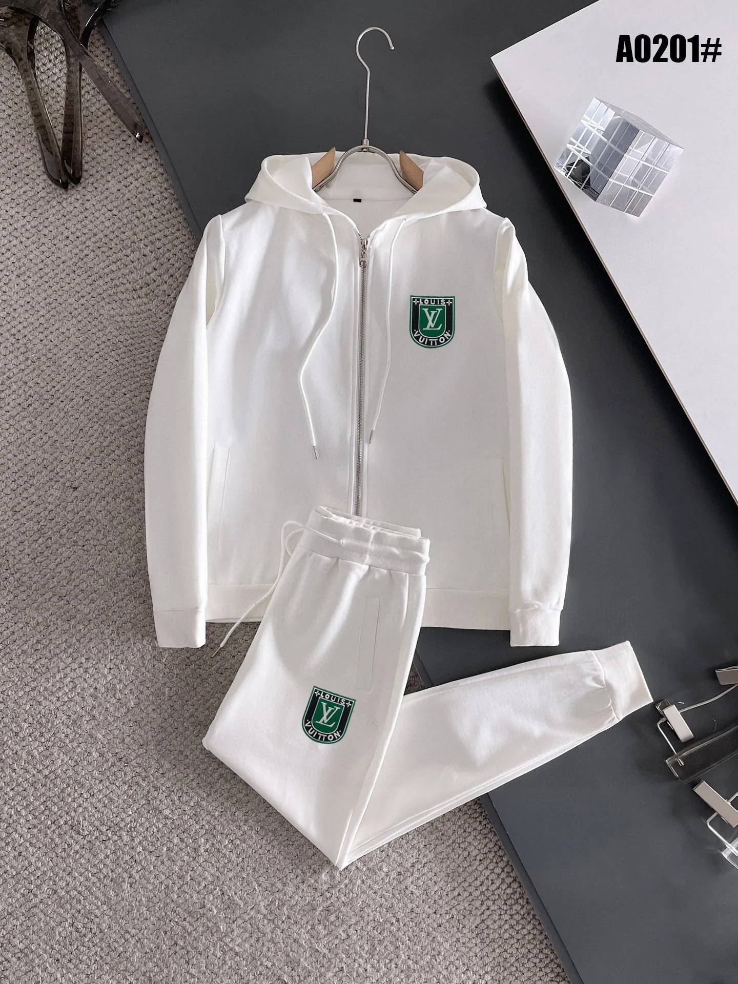 🅿️420 [LV Louis Vuitton] (Fat Man Gospel) hot-selling suit is coming. Focus on the original version of the official website. 2025 new hot-selling cardigan sweater suit. The original order is the best. 🇭🇰The meticulous work of top designers is dedicated to a fitting and perfect upper body effect. All-natural high-quality Roman cotton 100%, close-fitting comfort, noble and elegant! Original hardware embodies elegance and nobility! Counter size: M-5XL (maximum wear up to 220 pounds)